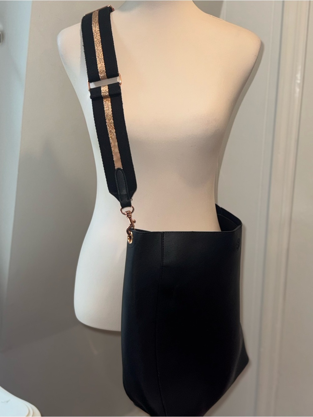 Crabtree & Evelyn Limited Edition Black Vegan Leather Tote w/ Strap | One Size - Picture 1 of 9